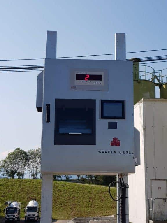 Mobile Wiegestation von Pfreundt für verschiedene Anwendungen, montiert im Freien mit Digitalanzeige.