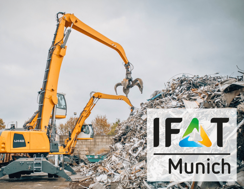 Bagger bei der Schrottverladung auf der IFAT München, präsentiert von Pfreundt, Experten für mobile Wiegesysteme.