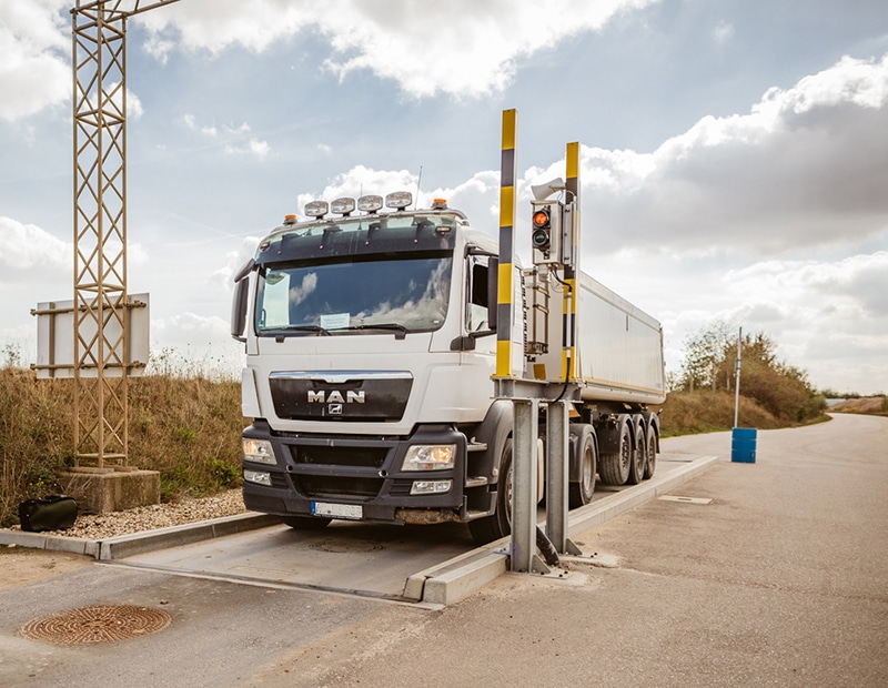 Lkw auf einer Achslastwaage von Pfreundt unter freiem Himmel, Ideal für mobile Wiegesysteme.