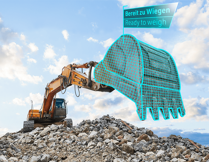 Bagger mit mobilem Wiegesystem von Pfreundt auf einem Steinberg, hervorgehobene Schaufel, Bereit zu Wiegen.