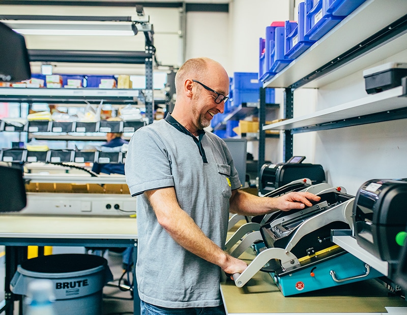 Mitarbeiter von Pfreundt bei der Arbeit mit mobilen Wiegesystemen in der Produktionswerkstatt.