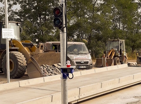 Pfreundt mobile Wiegesysteme im Einsatz auf Baustelle mit Baggern und Radladern für präzise Gewichtsbestimmung.