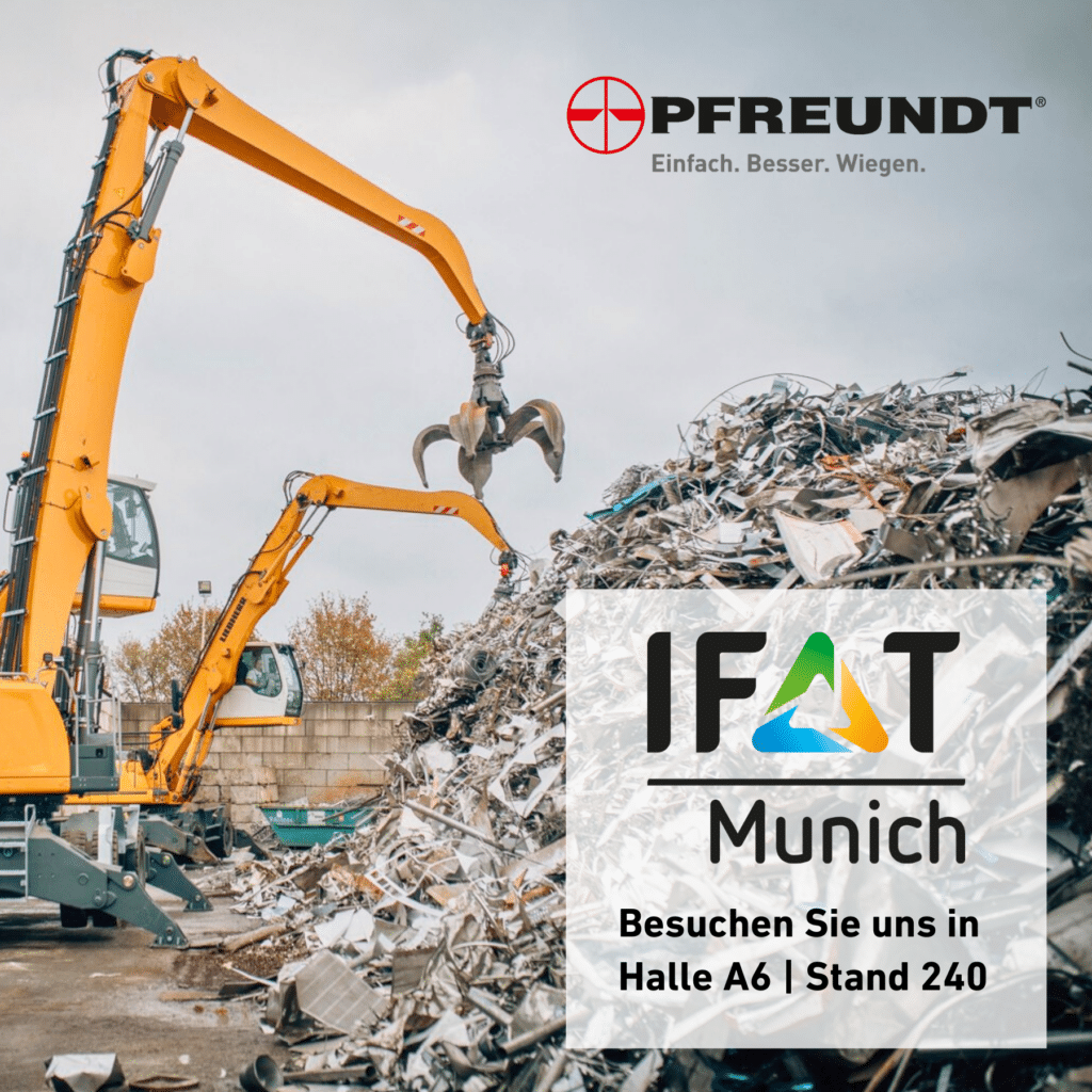 Bagger bewegt Schrott bei der IFAT in München, Pfreundt präsentiert mobile Wiegesysteme, Stand A6-240.