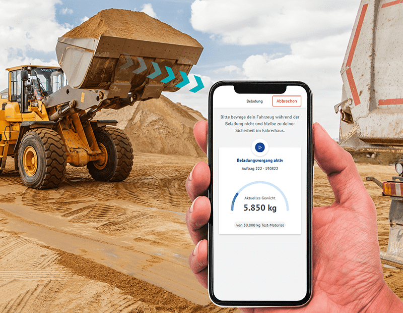 Mann hält Smartphone mit Wiege-App, während ein Radlader Sand auf einen Lkw lädt. Mobile Wiegesysteme von Pfreundt.