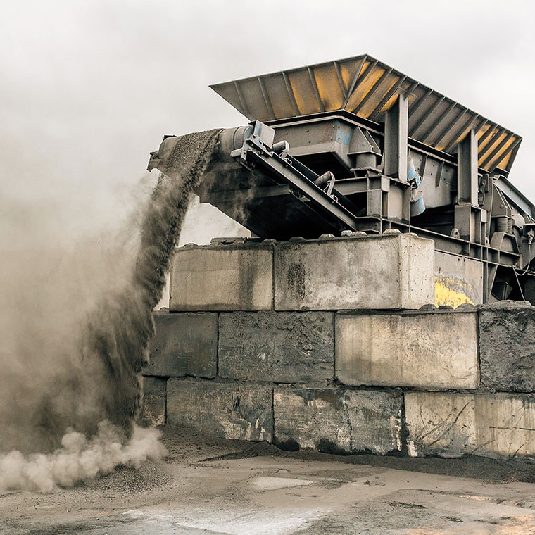 Industrielle Anlage entlädt Material, Pfreundt bietet dazu passende mobile Wiegesysteme für Gewichtserfassung.