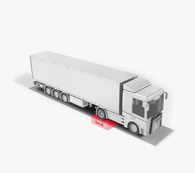 Lkw auf Straße mit markierter Achslastwaage von Pfreundt, Spezialist für mobile Wiegesysteme.
