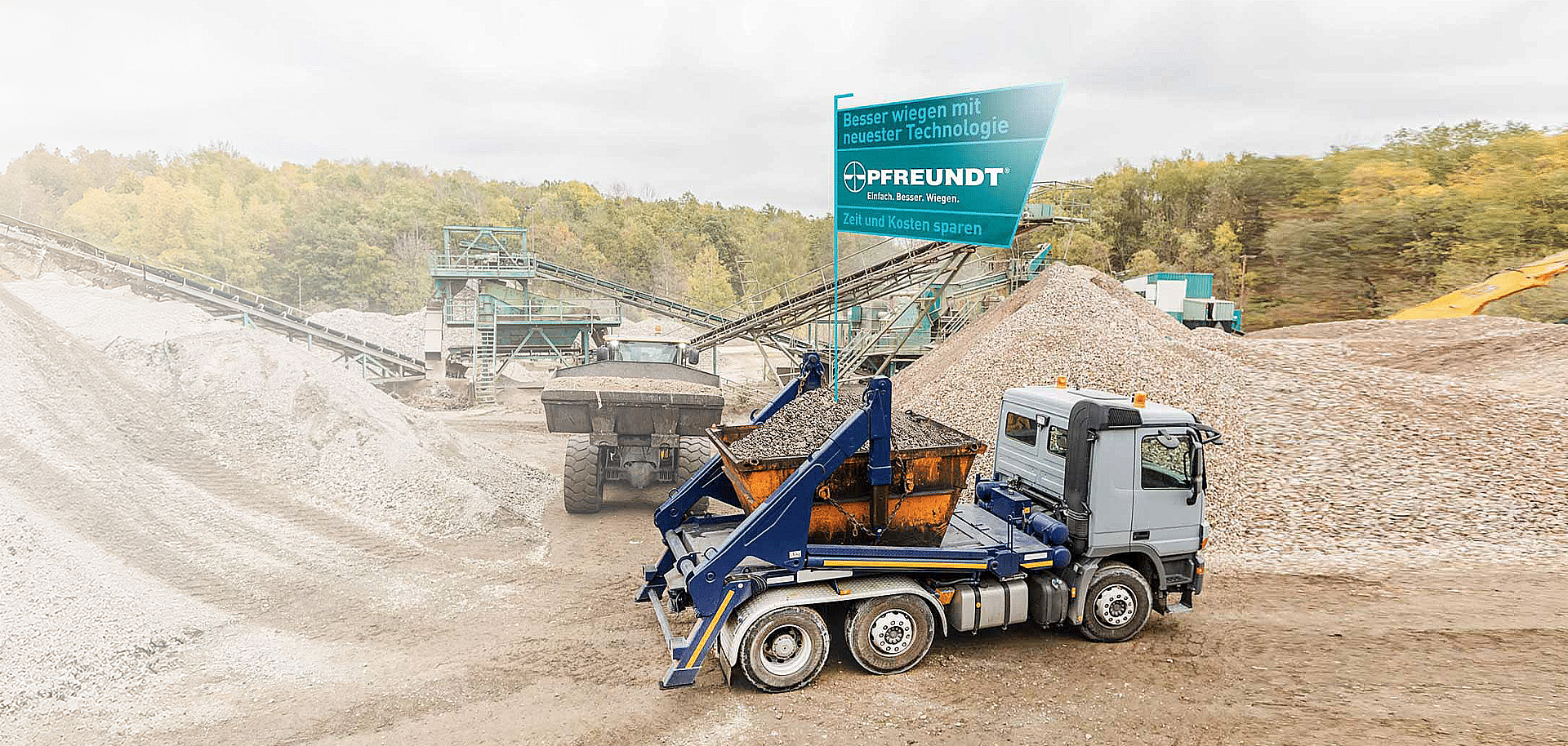 Lkw transportiert Kies im Steinbruch, Pfreundt-Logo symbolisiert mobile Wiegelösung zur Effizienzsteigerung.