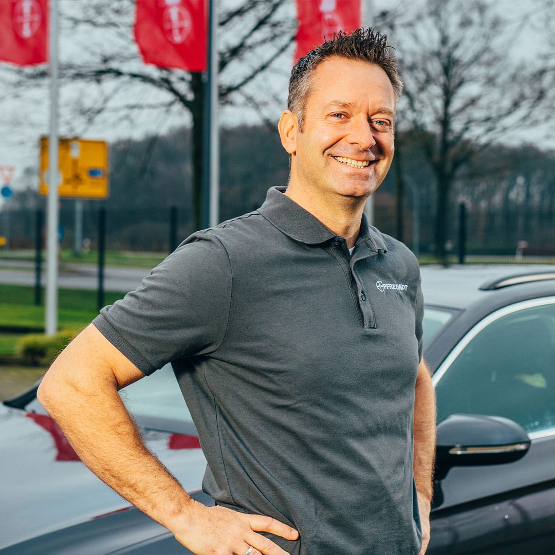 Mitarbeiter von Pfreundt vor Firmenfahrzeug, Spezialist für mobile Wiegesysteme wie Bagger- und Kranwaagen.