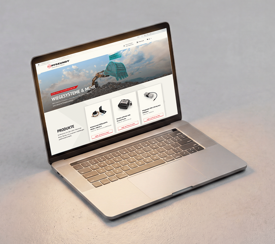 Laptop mit geöffneter Pfreundt-Webseite zeigt mobile Wiegesysteme wie Baggerwaagen, Bandwaagen und mehr.