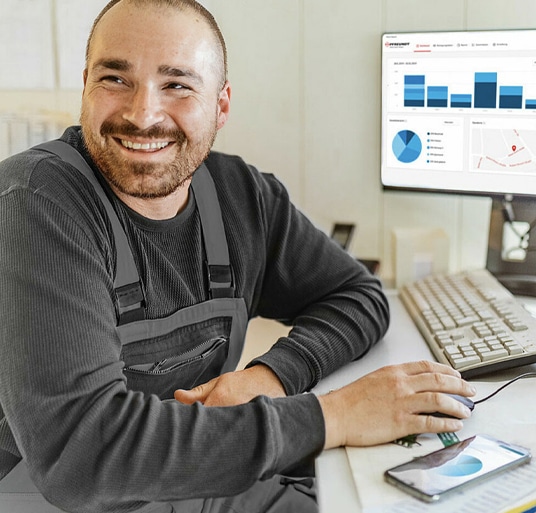 Mitarbeiter von Pfreundt nutzt Software für mobile Wiegesysteme an einem Computerarbeitsplatz im Büro.